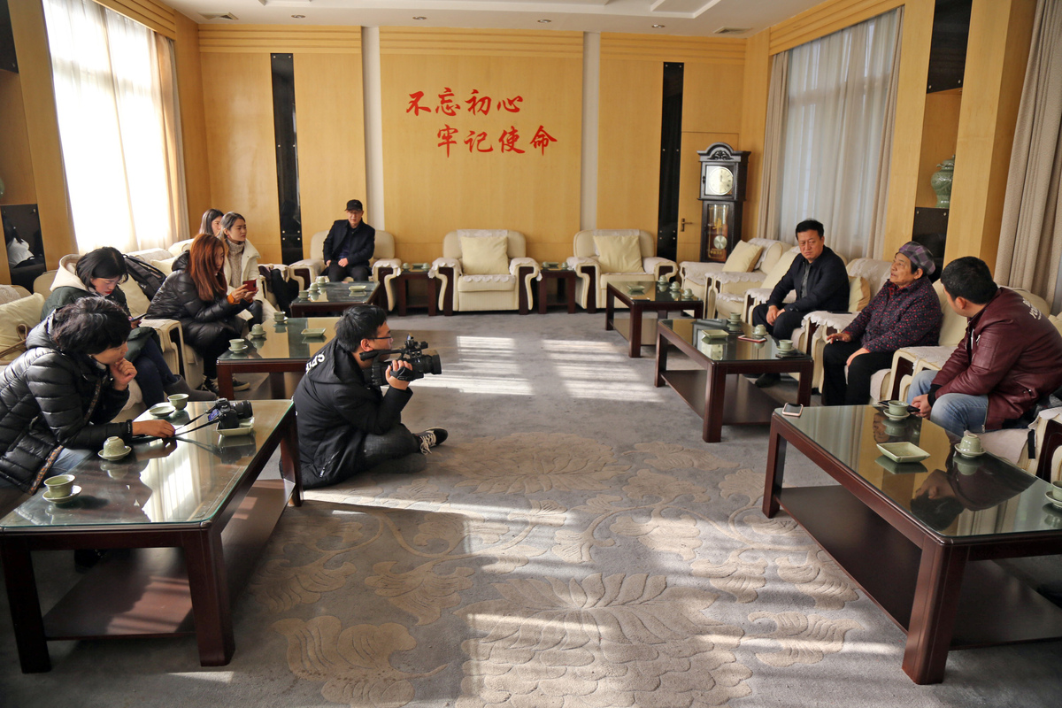 管家婆一肖-一码-一中,管家婆一肖一码一中，揭秘网络赌博的陷阱与危害